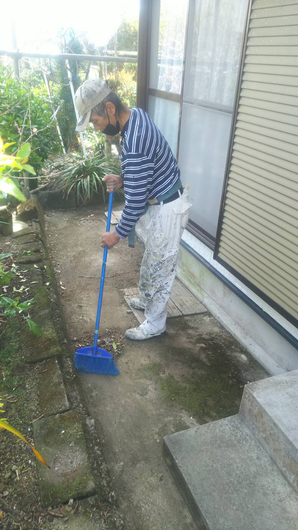 鹿児島県出水市 外壁塗装 完工チェック 清掃作業中 住輝プランナー